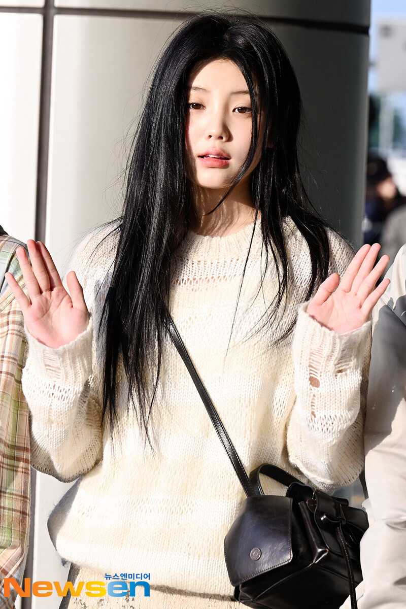 240510 ILLIT Wonhee at Gimpo International Airport documents 7