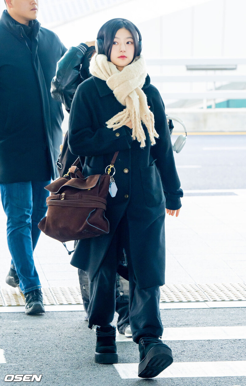 250102 KISS OF LIFE Haneul at Incheon International Airport documents 1