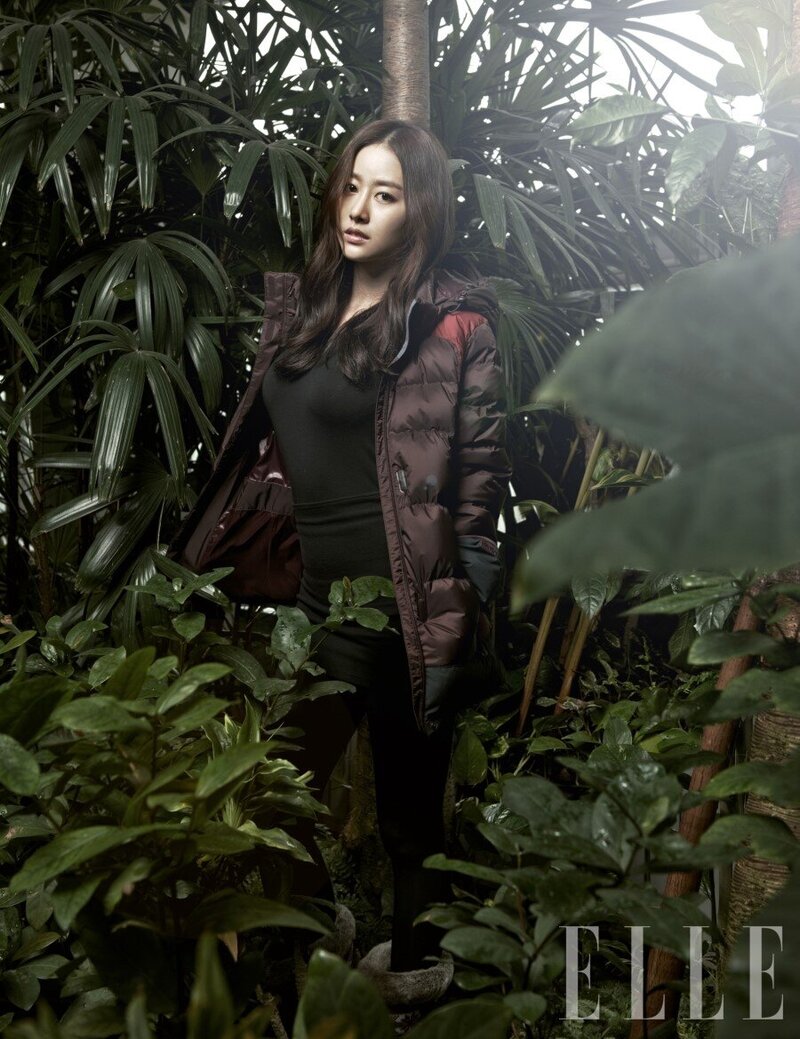 Jeon Hye-bin Elle Korea Magazine December 2012 Photoshoot documents 2