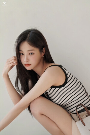 230330 9Ato Entertainment Naver Post - Yeonwoo - Oryany Photoshoot Behind