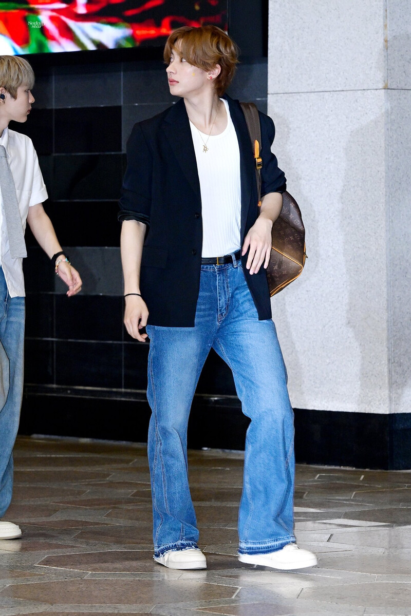 240628 RIIZE Anton at Gimpo International Airport documents 4