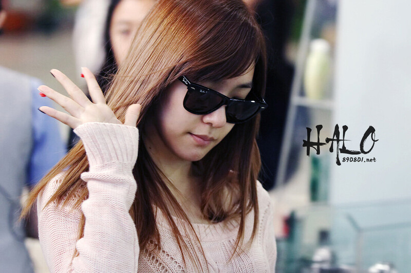 121005 Girls' Generation Tiffany at Gimpo Airport documents 2