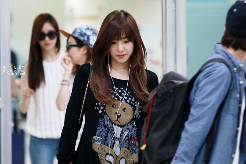 140602 Girls' Generation Tiffany at Gimpo Airport documents 1