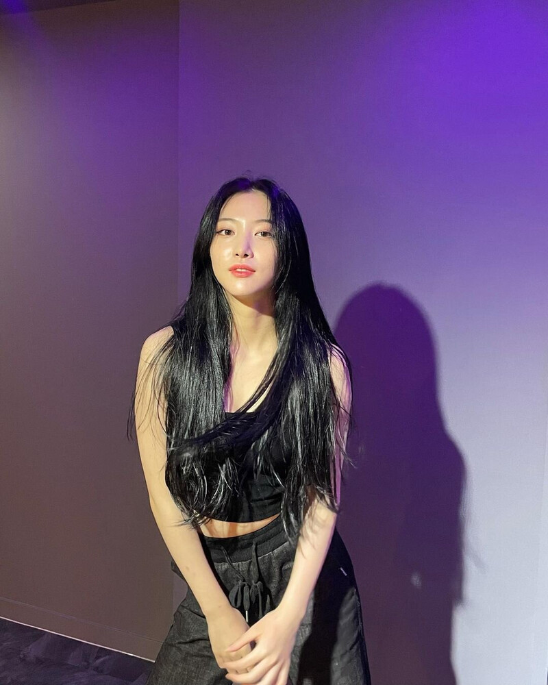 220710 Yehyeon Instagram Update documents 5