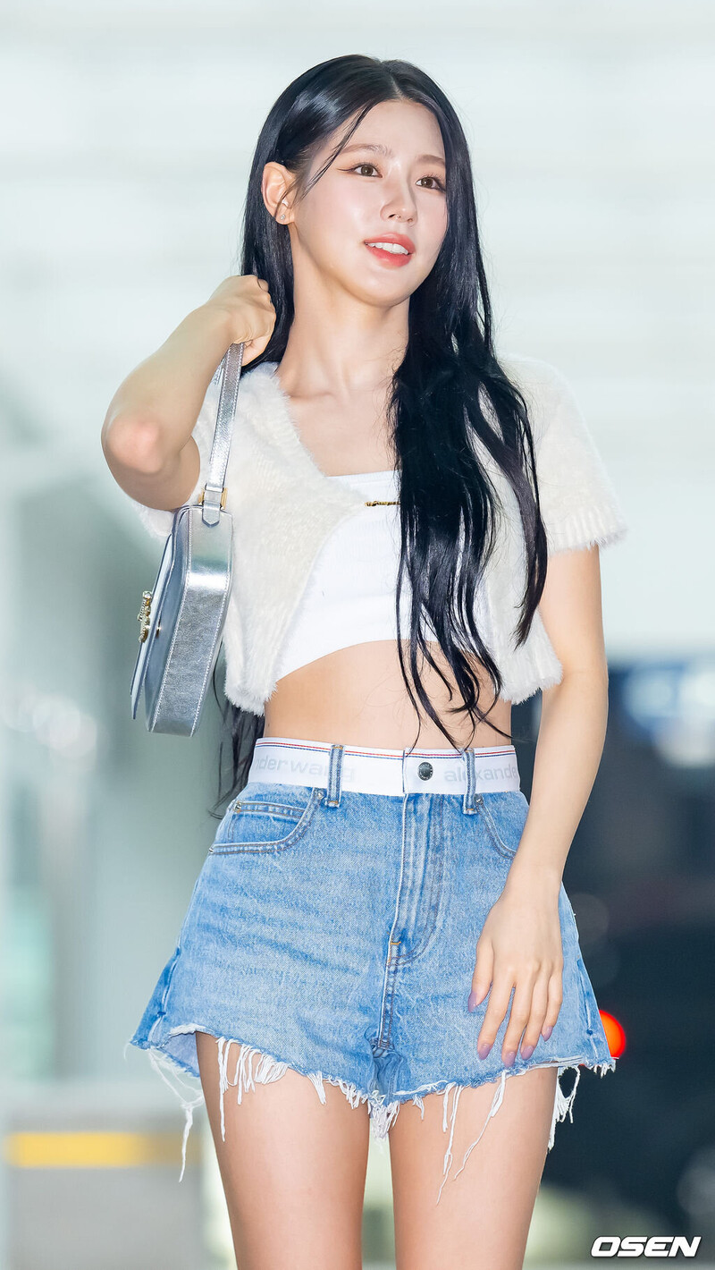 230714 (G)I-DLE Miyeon at Incheon International Airport heading to Bangkok, Thailand documents 1