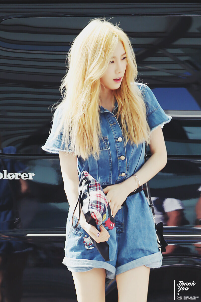 150610 Girls' Generation Taeyeon at Incheon Airport documents 30