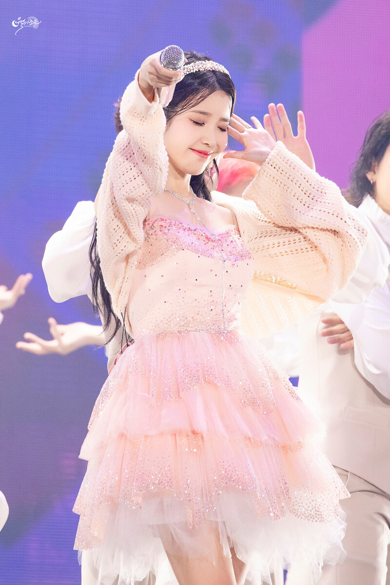 220918 IU - 'The Golden Hour' Concert documents 14