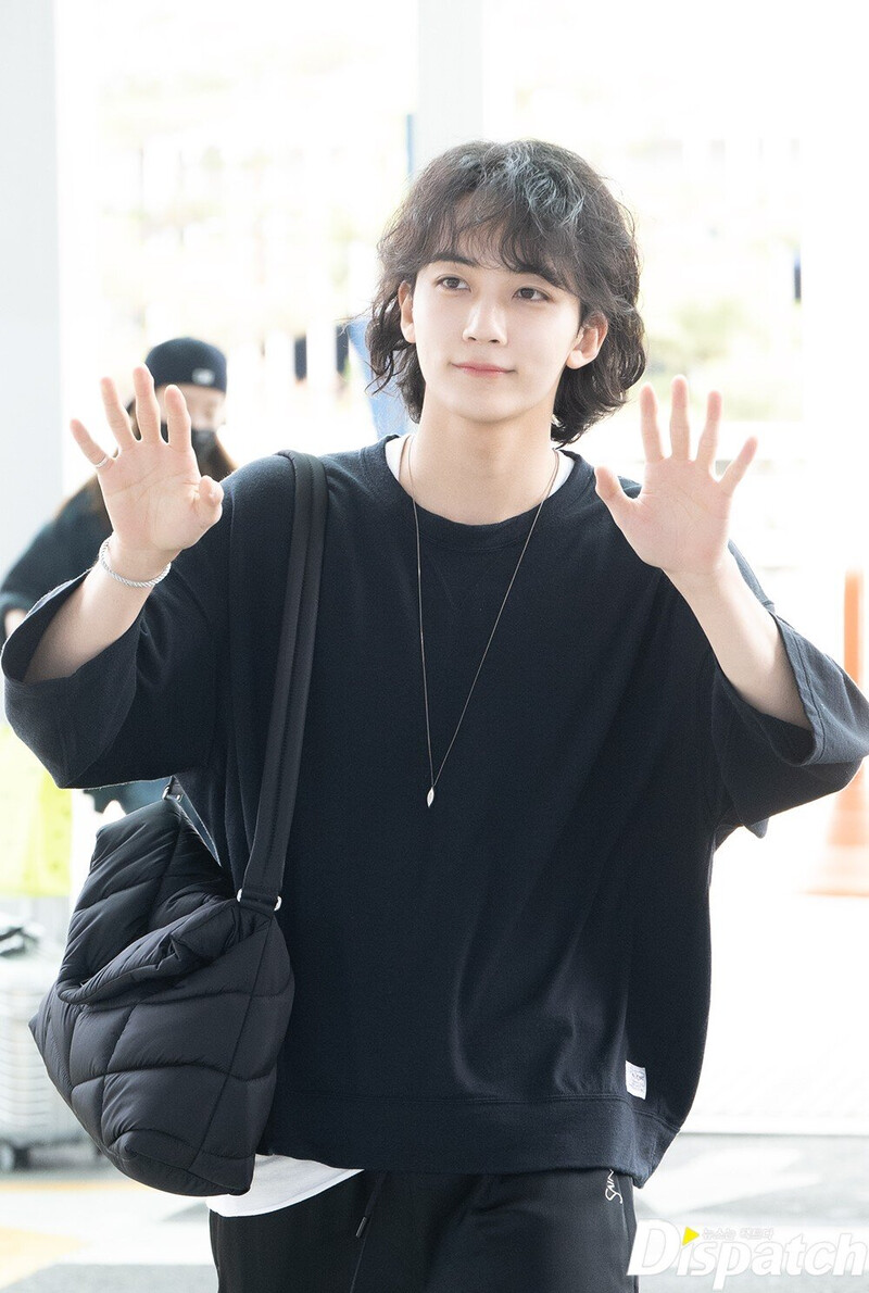 230611 SEVENTEEN Jeonghan at Incheon International Airport documents 6