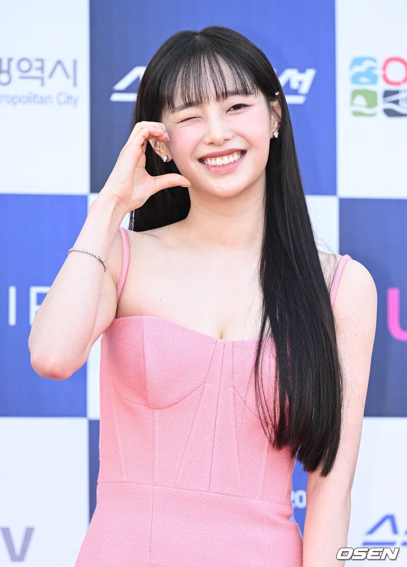230719 Chuu at 2nd Blue Dragon Series Awards Red Carpet documents 4