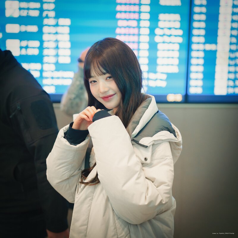 231112 IVE's WONYOUNG at Icheon International Airport (ICN) documents 11
