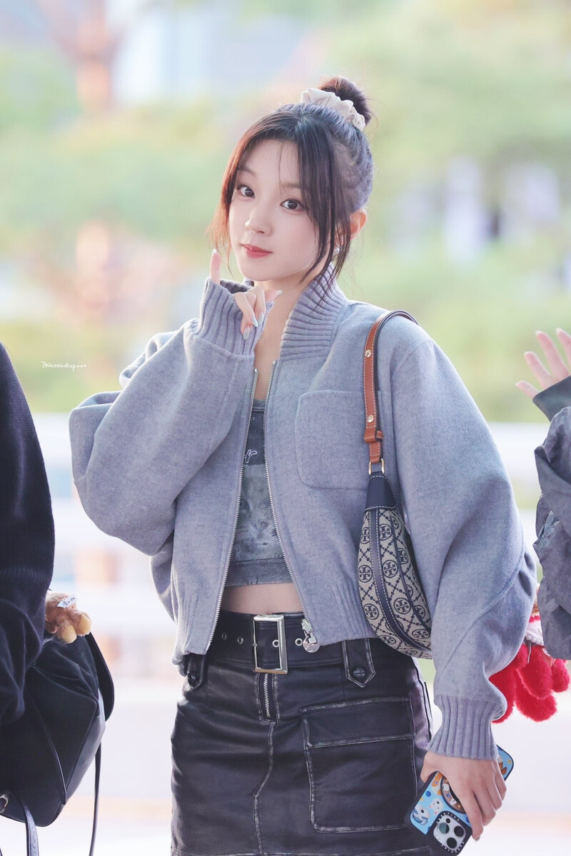 241029 (G)I-DLE Yuqi at Incheon International Airport documents 9