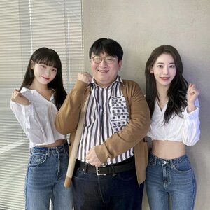 220314 Bang Si-Hyuk Instagram Update with Chaewon and Sakura