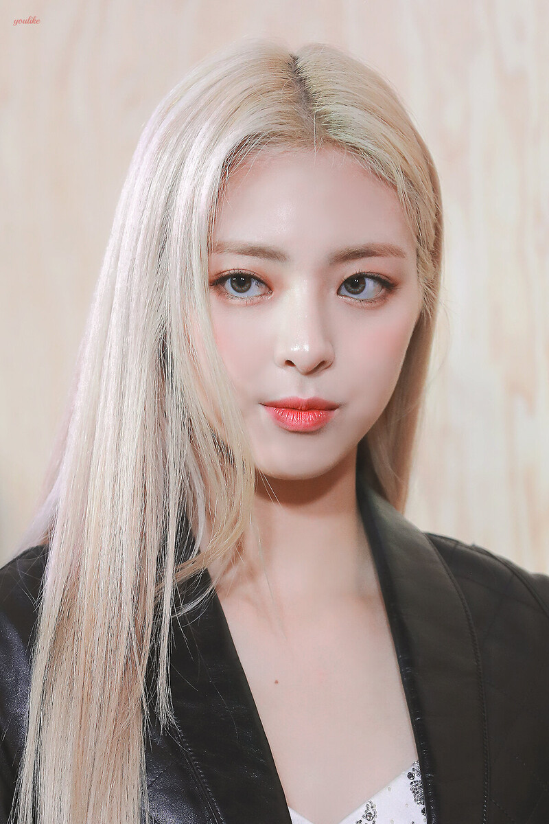 191001 ITZY Yuna documents 7