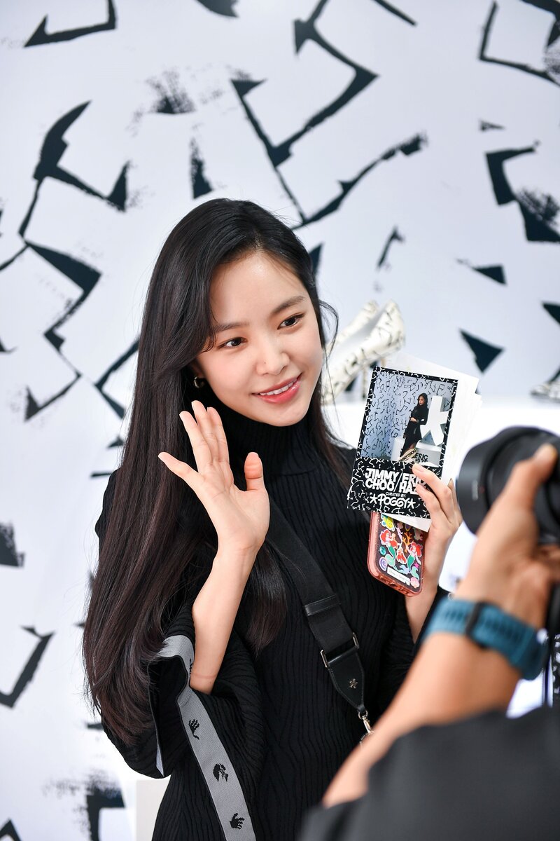 211020 Apink Naeun at Jimmy Choo Pop-up Store Launch 'CHASING STARS' Collection documents 10