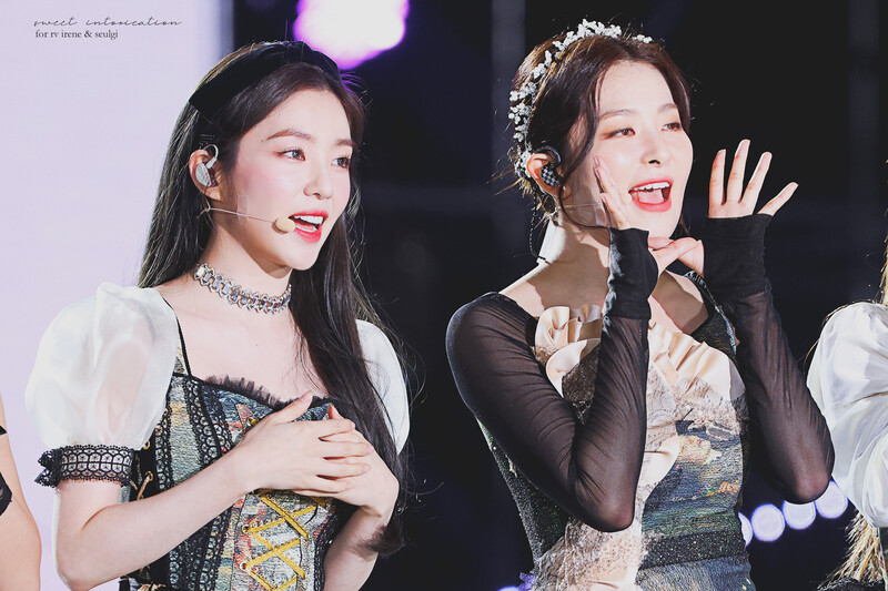 220618 Red Velvet Irene & Seulgi at the Dream Concert documents 4