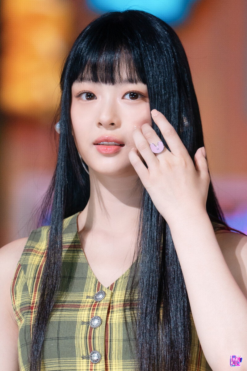 220828 NewJeans Hanni 'Hurt' at Inkigayo documents 7