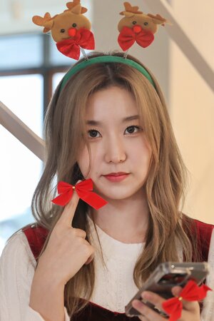 221217 YES IM Naver Post - Han Yewon tree decoration Behind