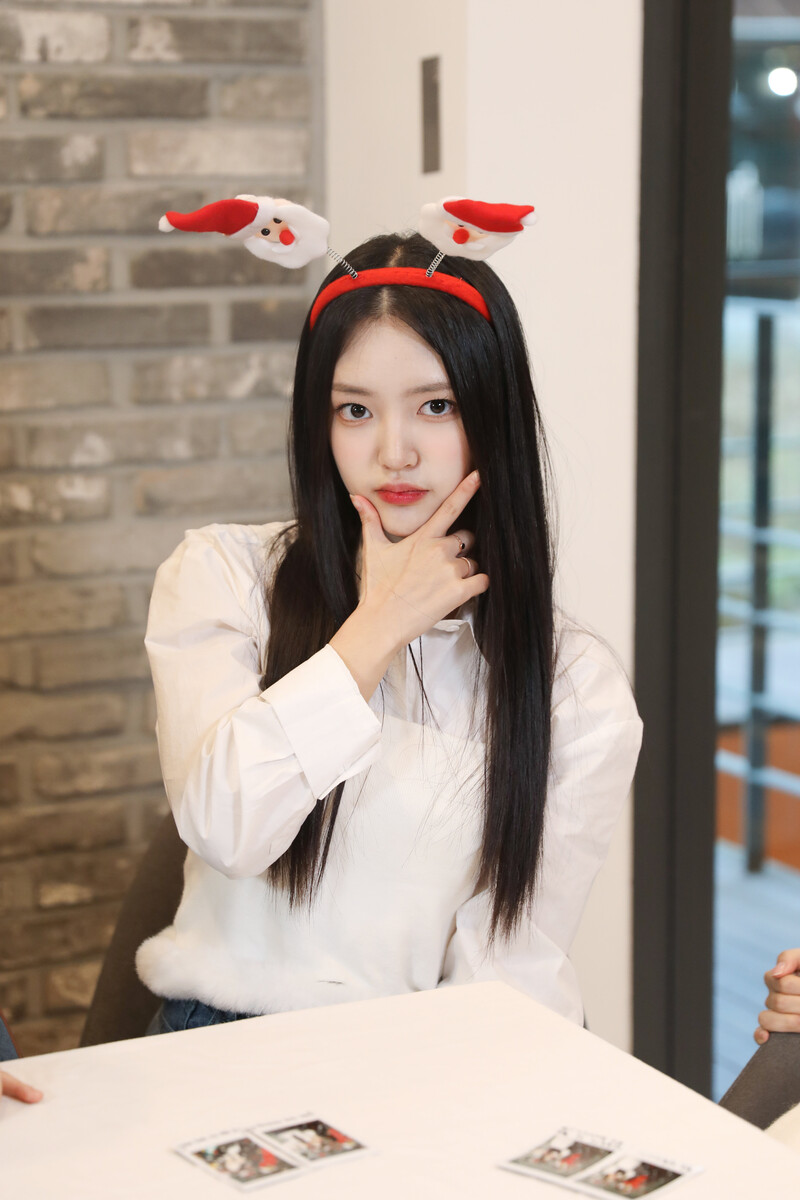 221217 YES IM Naver Post - Seo Yunju tree decoration Behind documents 5