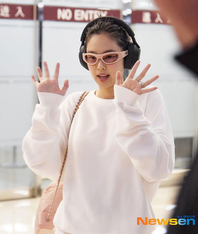240502 JENNIE at the Gimpo Airport documents 5