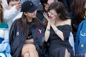 160324 Tiffany and SISTAR Bora at SJYP Seoul Fashion Week