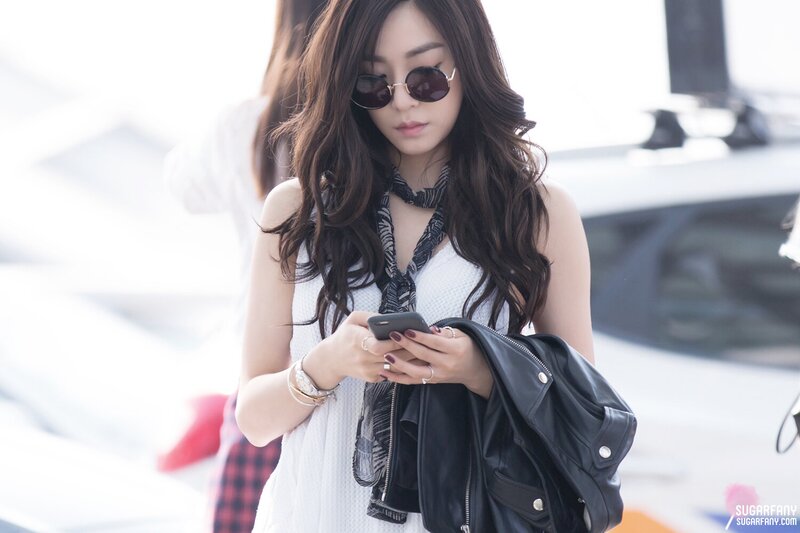 150610 Girls' Generation Tiffany at Incheon Airport documents 7