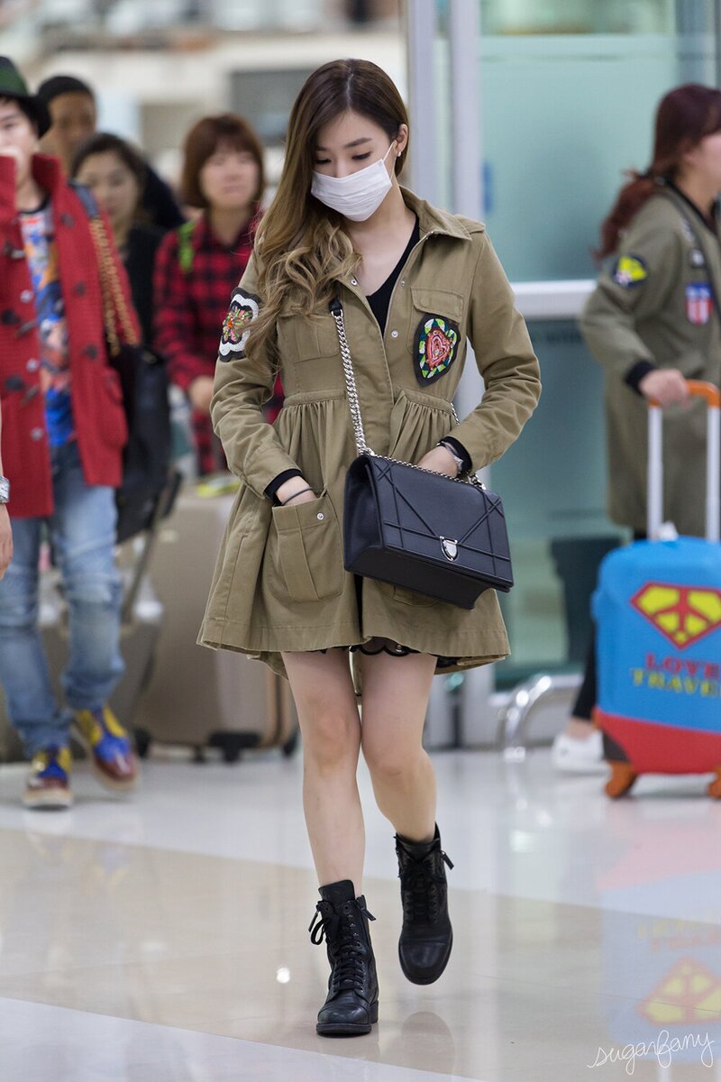151025 Girls' Generation Tiffany at Gimpo Airport documents 5