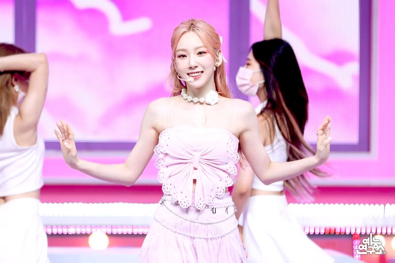 210710 Taeyeon - 'Weekend' at Music Core documents 1