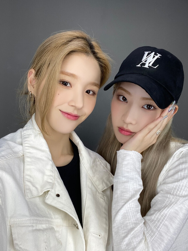 211014 LOONA Twitter Update - Heejin & Kim Lip documents 1