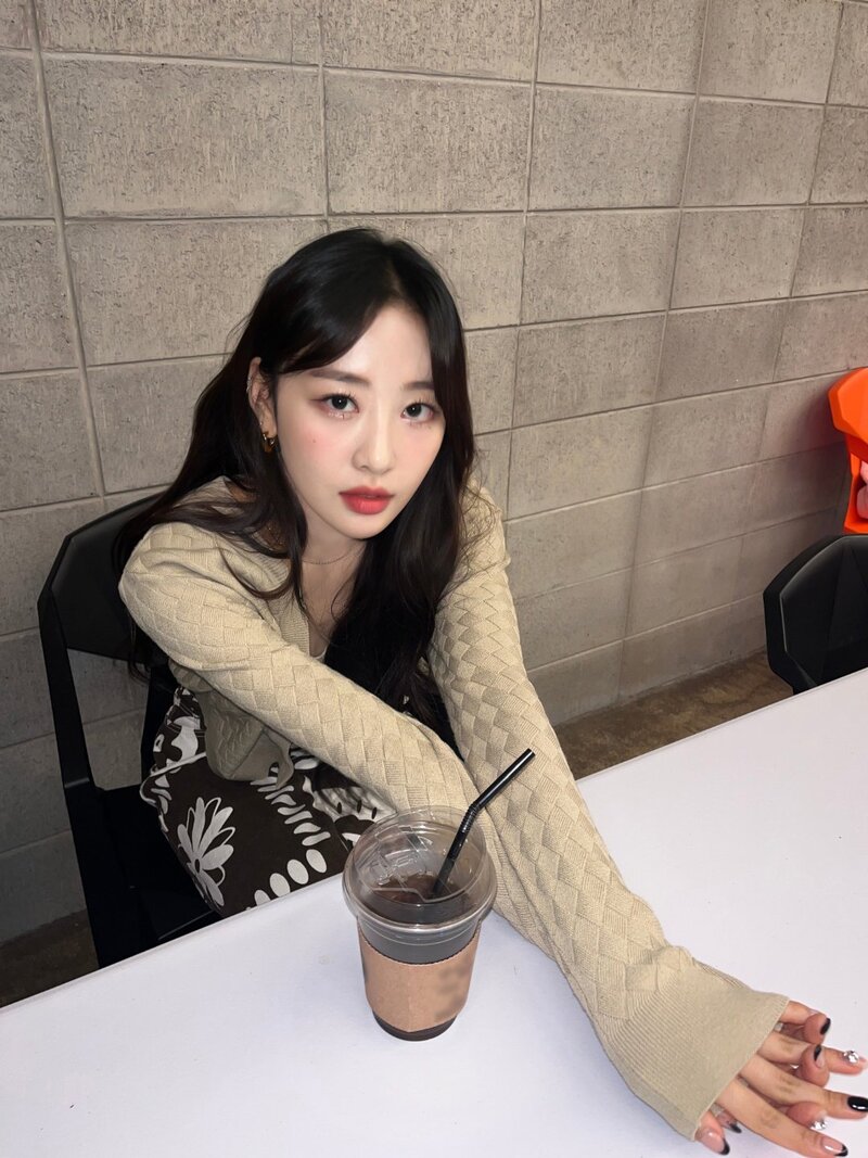 220124 LOONA Twitter Update - Yves documents 1