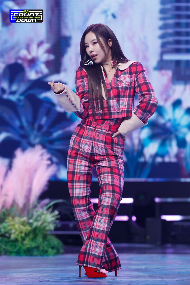 220127 Whee In - 'Make Me Happy' at M COUNTDOWN documents 19