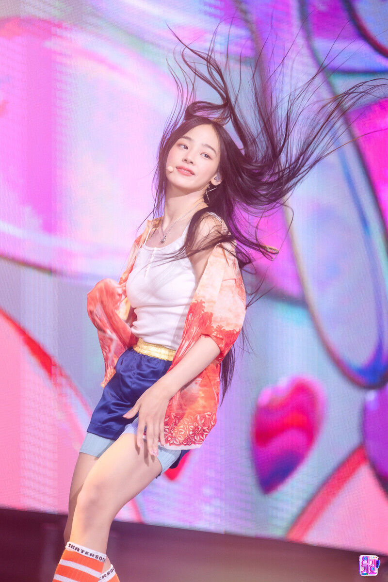 220814 NewJeans Minji - 'Attention' at Inkigayo documents 6