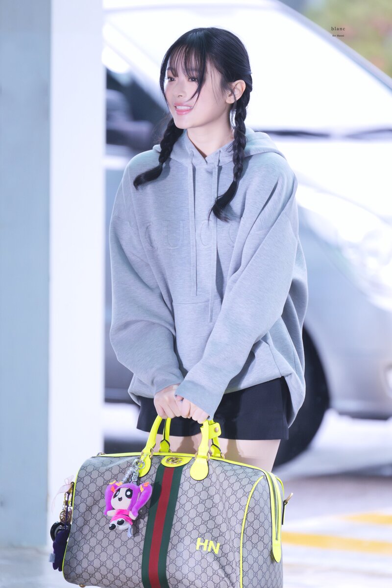 240221 New Jeans Hanni at Incheon International Airport documents 4