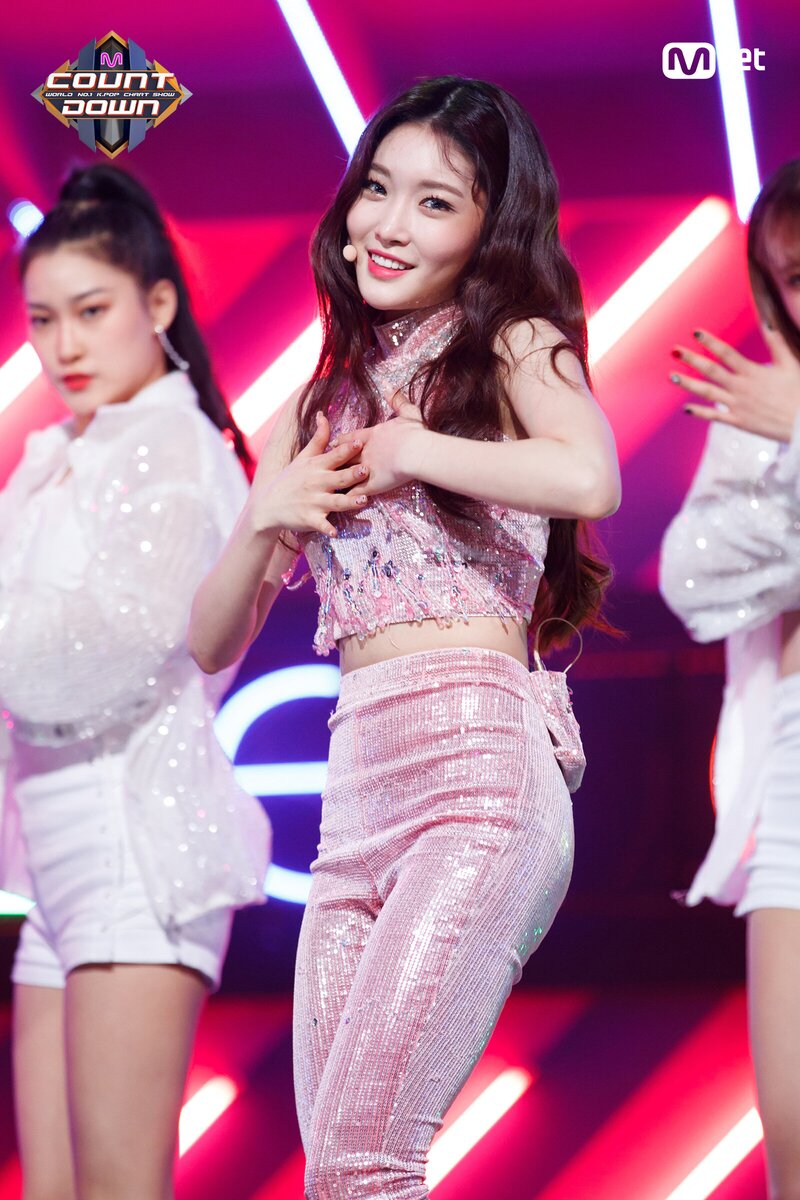 180118 CHUNGHA - 'Roller Coaster' + 'Offset'  at M COUNTDOWN documents 5