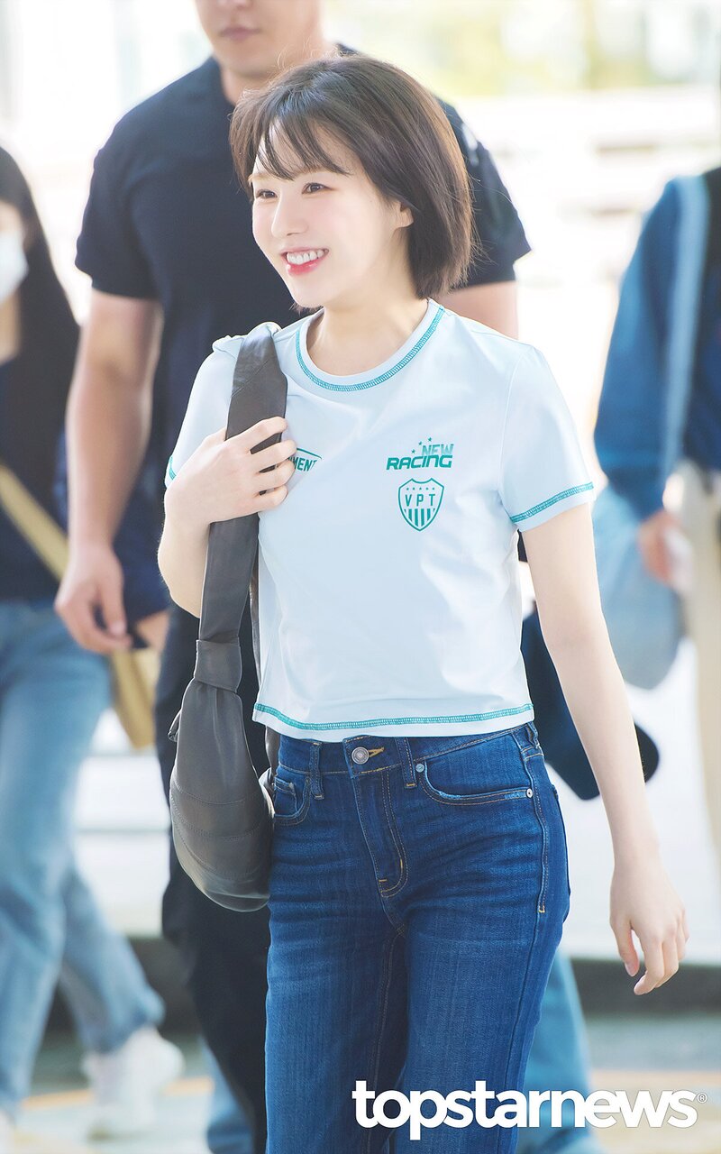230523 RED VELVET Wendy at Incheon International Airport documents 3