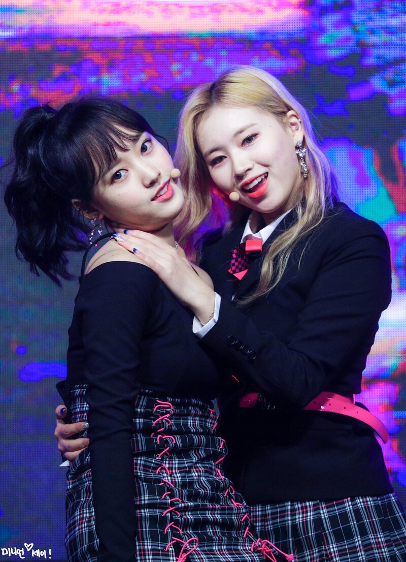 191019 Weki Meki Elly and Sei at Youth Festival documents 1