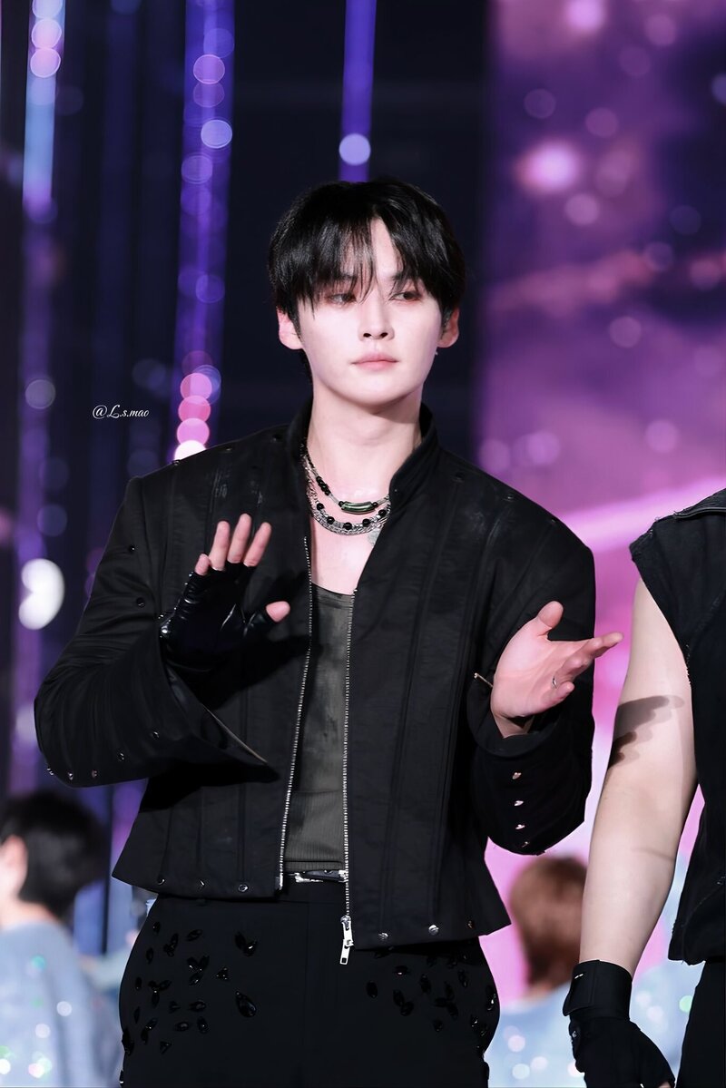 24060 StrayKids Lee Know - Music Core in Japan documents 9