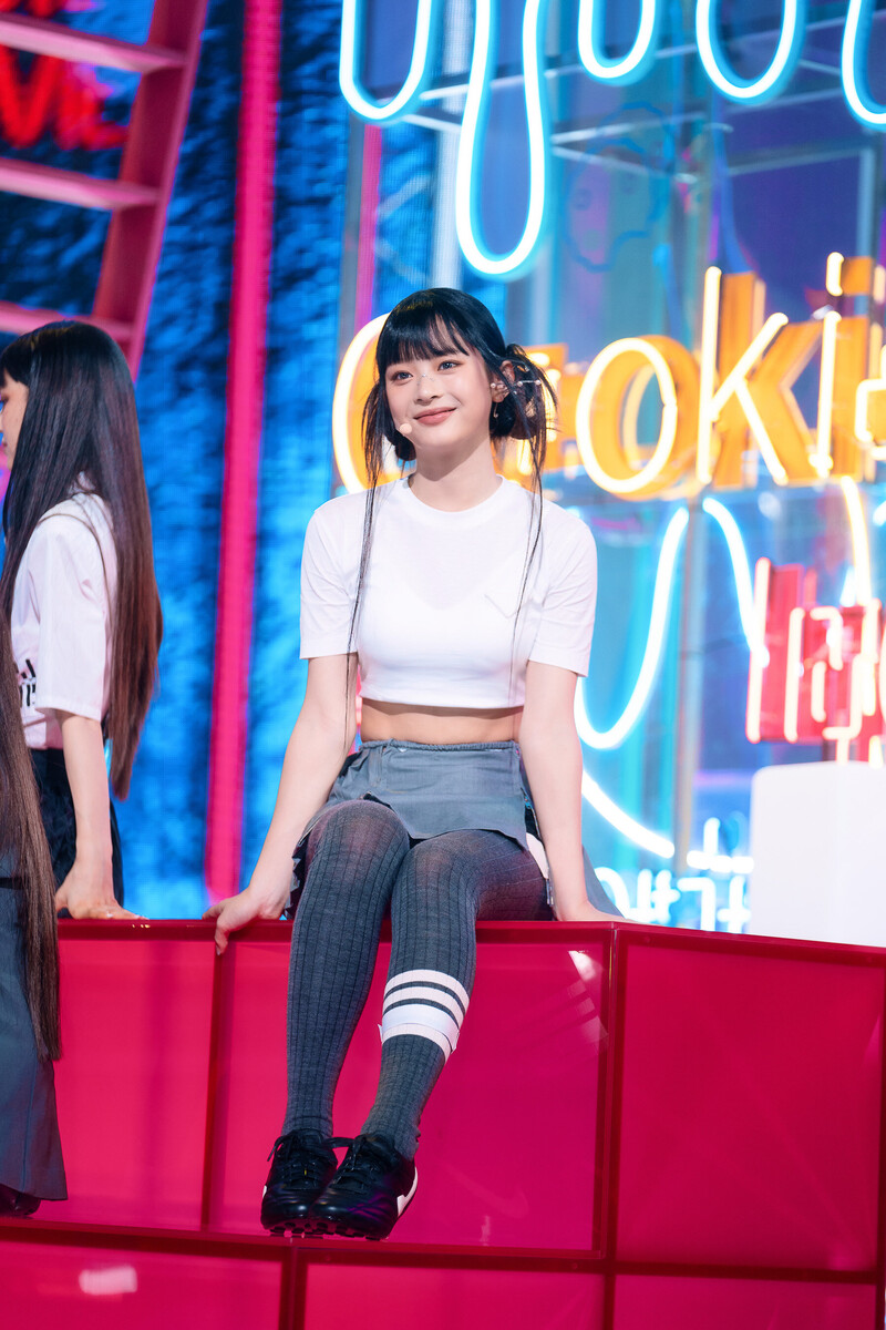 220807 NewJeans Hanni 'Cookie' at Inkigayo documents 12