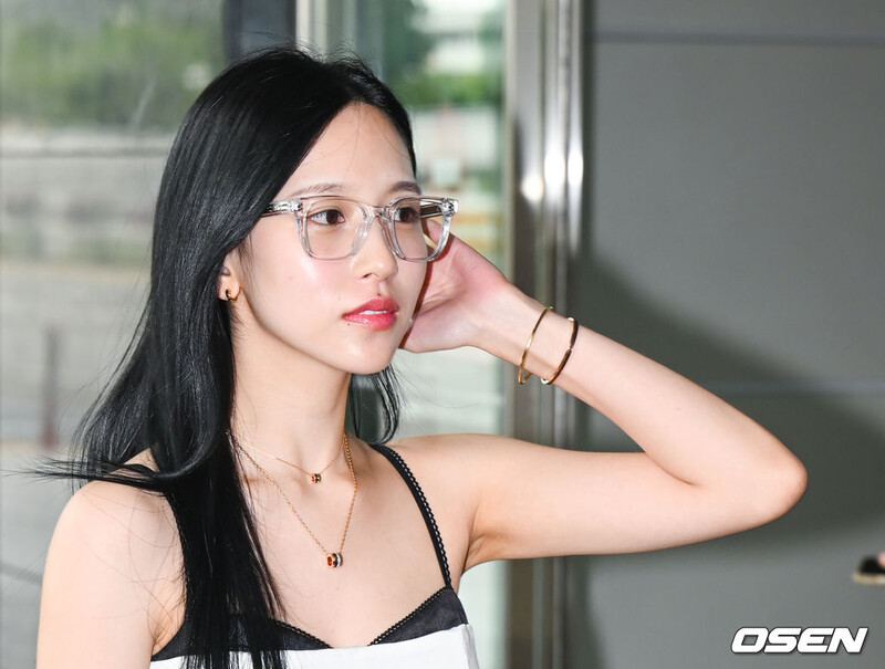 240726 TWICE Mina at Gimpo International Airport documents 9