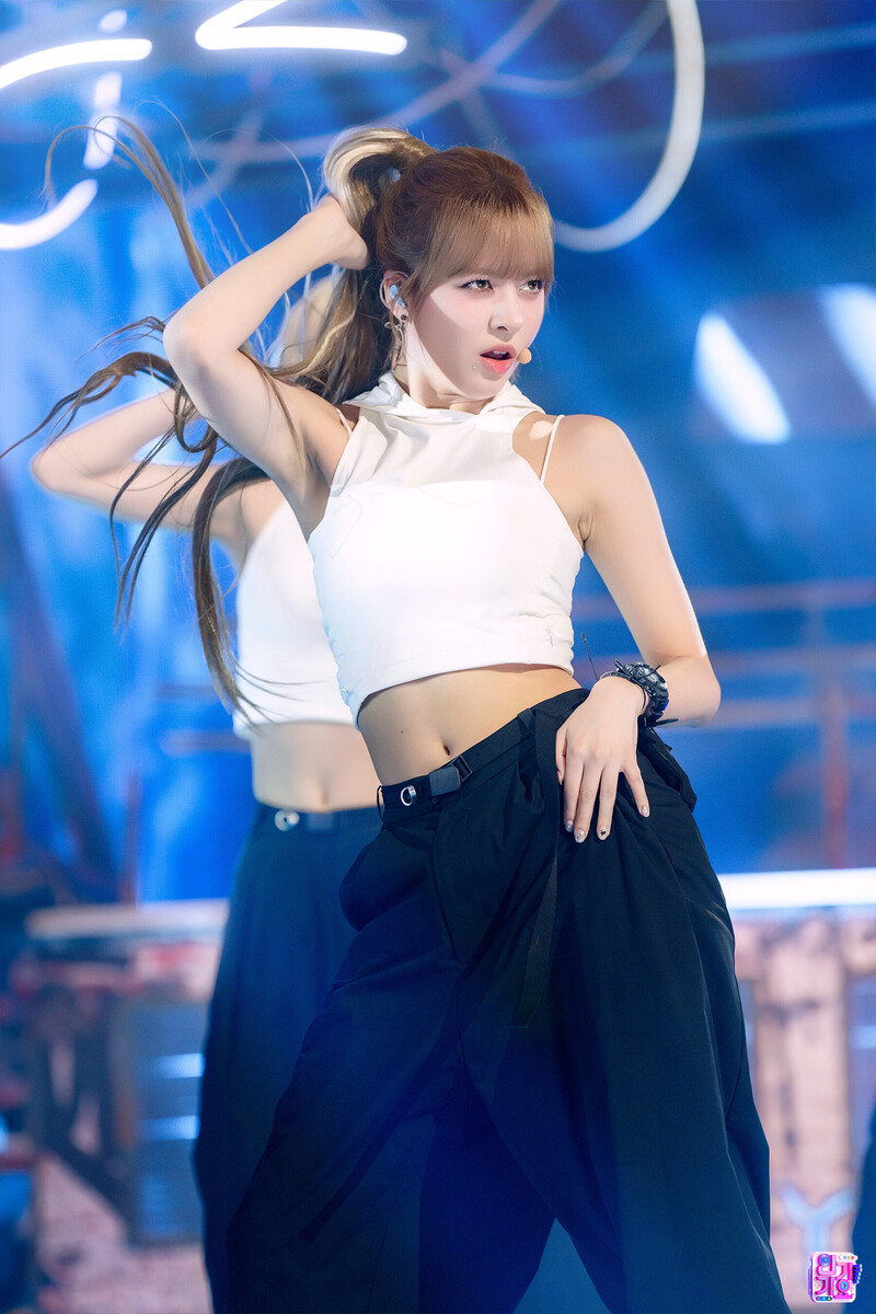 240825 NMIXX Lily - 'See that?' at Inkigayo documents 2