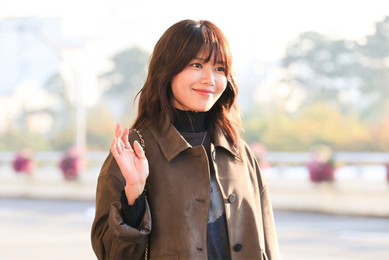 241024 Sooyoung at Gimpo International Airport documents 1