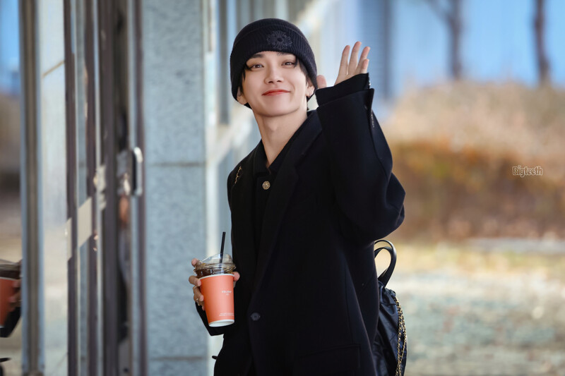 241229 SEVENTEEN Joshua at Gimpo International Airport documents 1