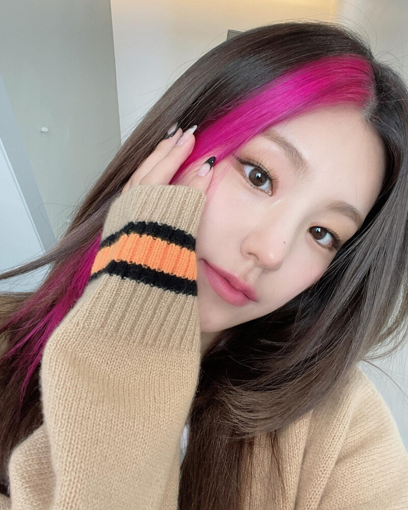 211023 ITZY Instagram Update - Yeji documents 4