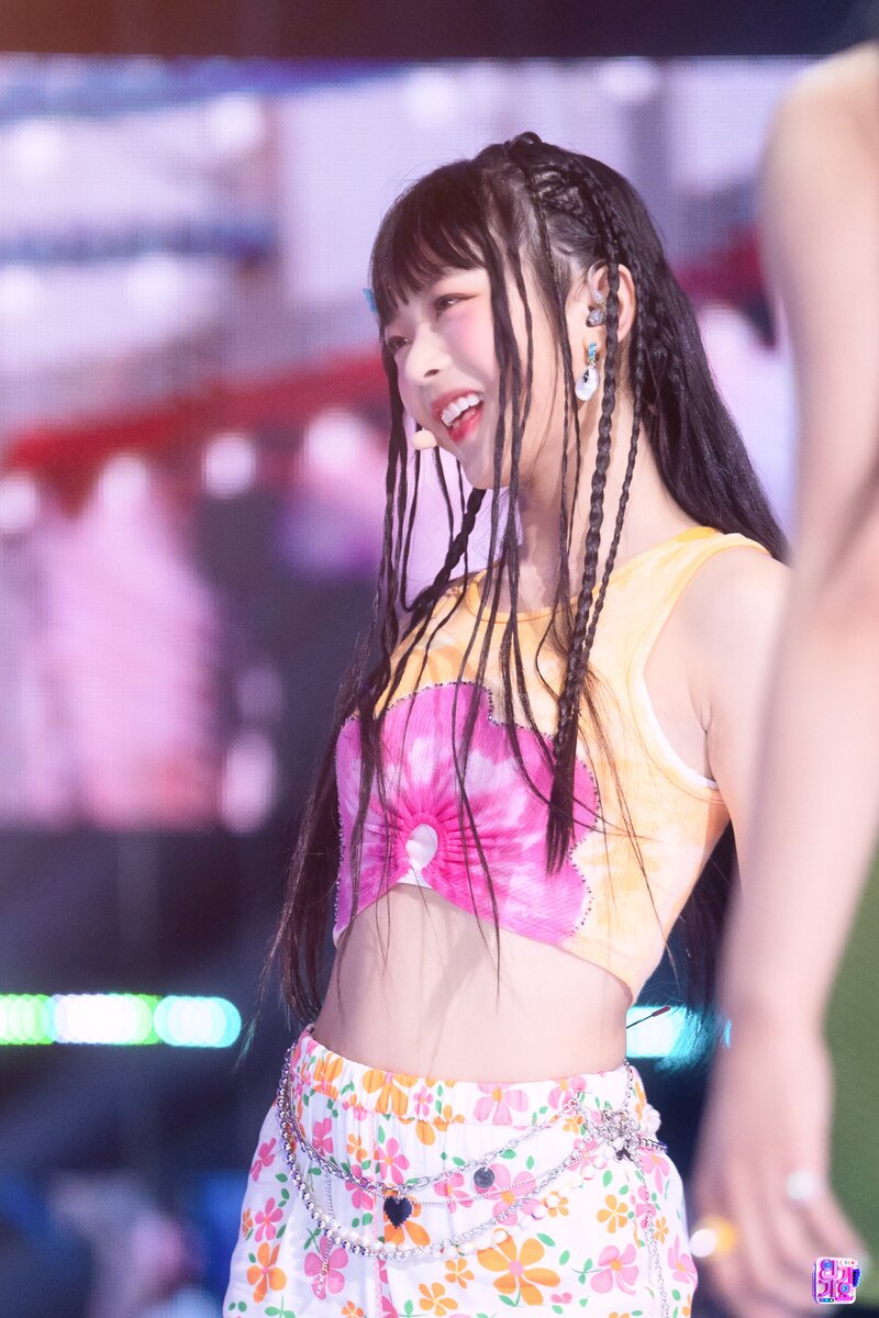 220821 NewJeans Hanni - 'Attention' at Inkigayo documents 5