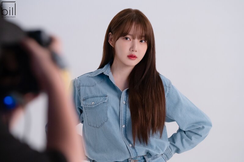 230504 Bill Entertainment Naver post - Yerin Profile images behind documents 6
