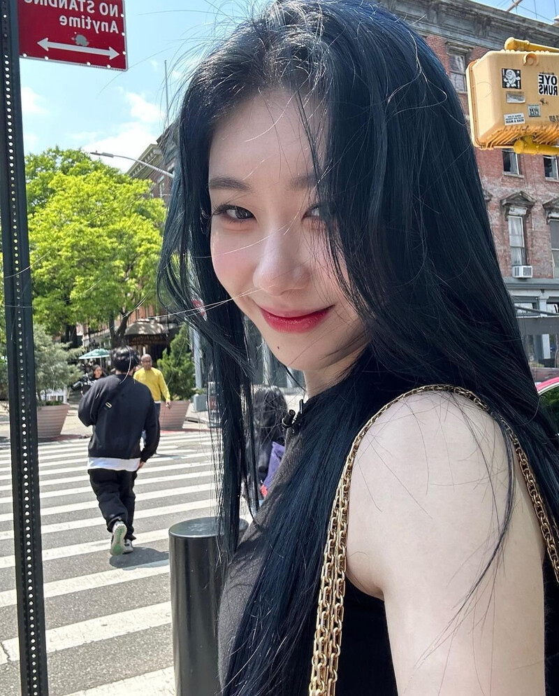 230624 - ITZY Chaeryeong Instagram Update documents 5