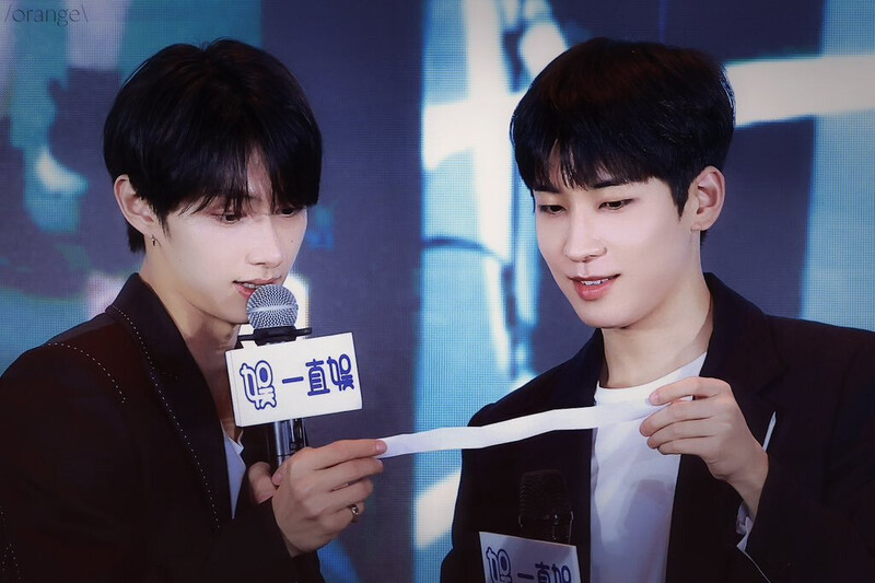 230710 SEVENTEEN Jun and Wonwoo at Yizhiyu Offline Fansign documents 2