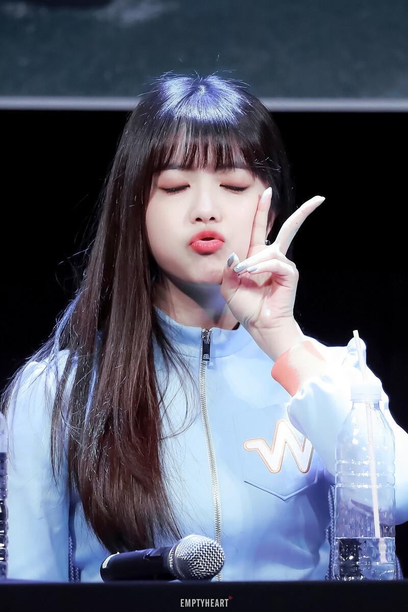 180318 Weki Meki Suyeon at Mapo 'Lucky.' Fansign documents 2