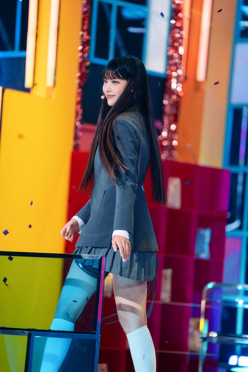 220807 NewJeans Haerin 'Cookie' at Inkigayo documents 6