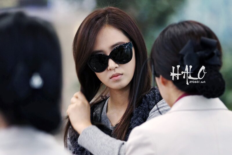 121108 Girls' Generation Yuri at Gimpo Airport documents 4