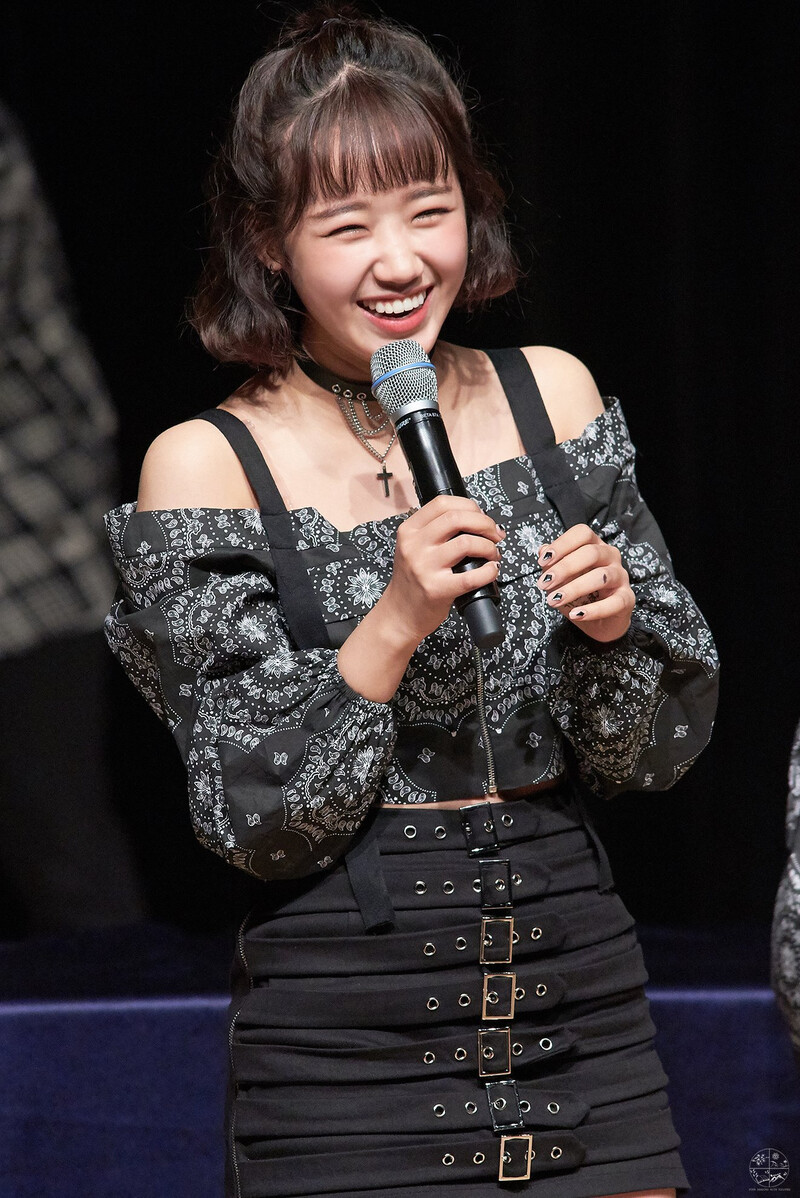 181020 Weki Meki Yoojung at 'KISS, KICKS' Fansign documents 4